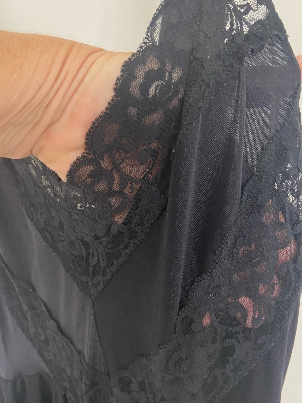 Vintage Black Satin & Lace Full-Length Nightgown – Approx. Size Medium/Large - Picture 5 of 7